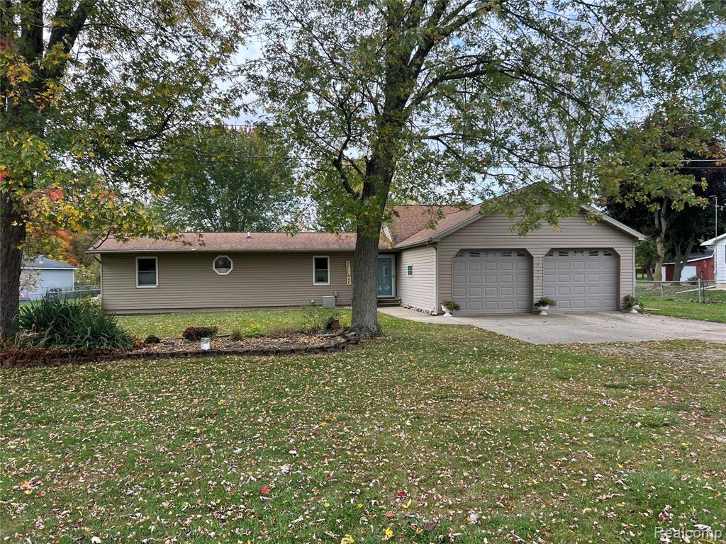 2090 Vandekarr Road — photo