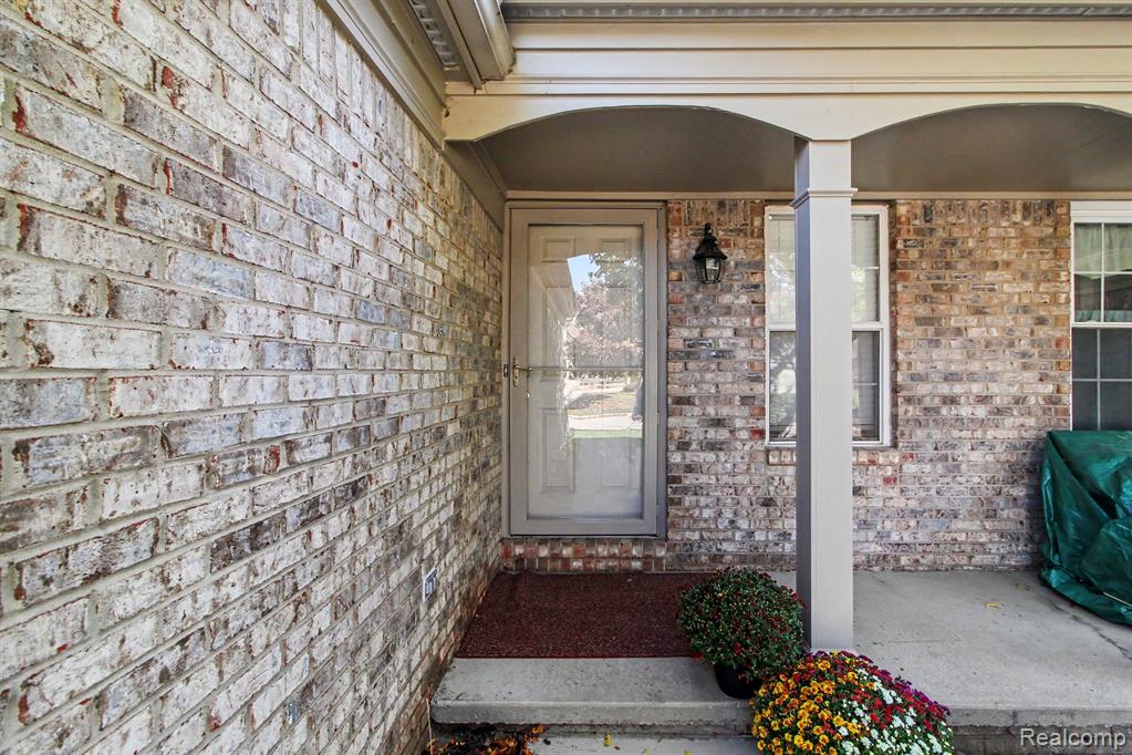 4595 Hunters Circle — photo