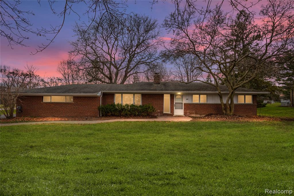 240 E Hurst Drive — photo