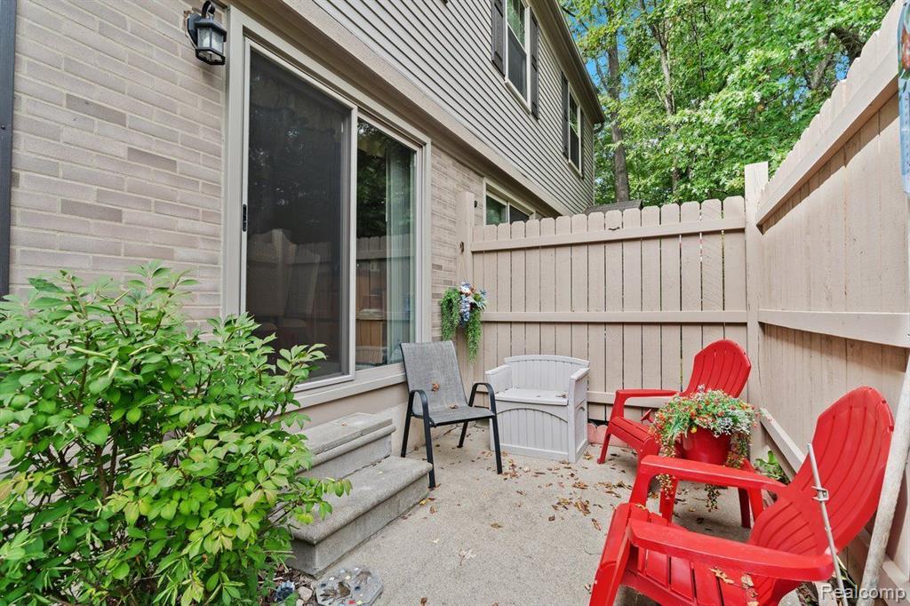 80 Pine Tree Ri Pine Tree Ridge Drive, Waterford, MI 48327 — photo 2