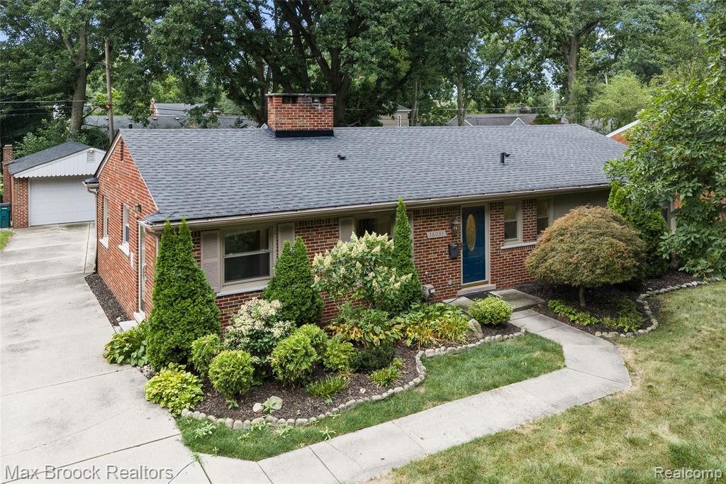 16031 Buckingham Avenue — photo