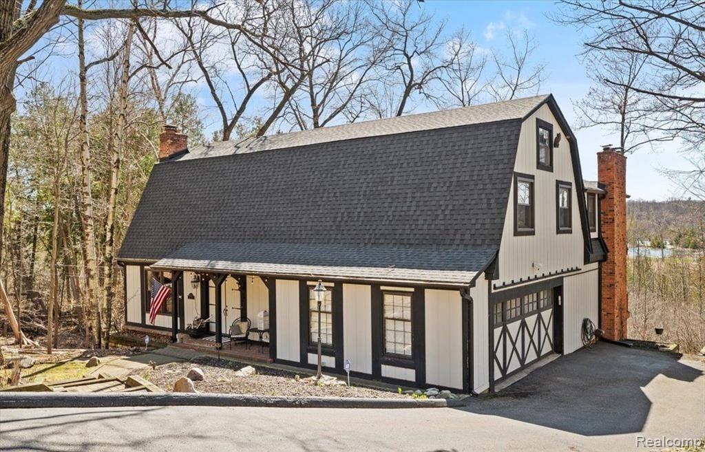 6885 Deerhill Drive — photo