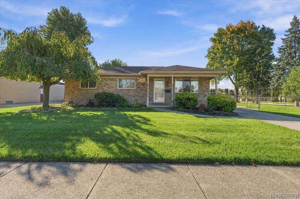4906 Fairmont Court — photo