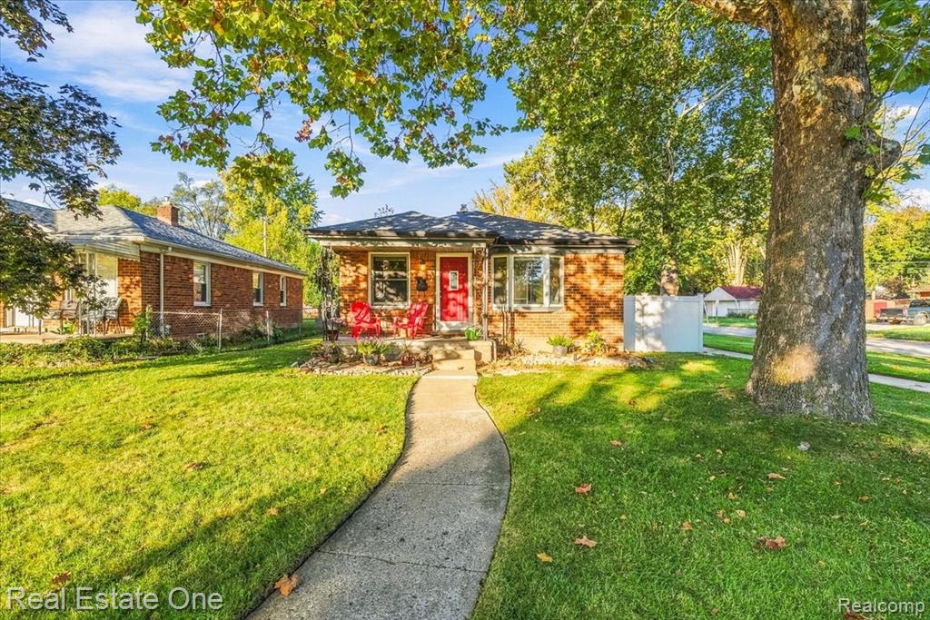 17745 Centralia — photo
