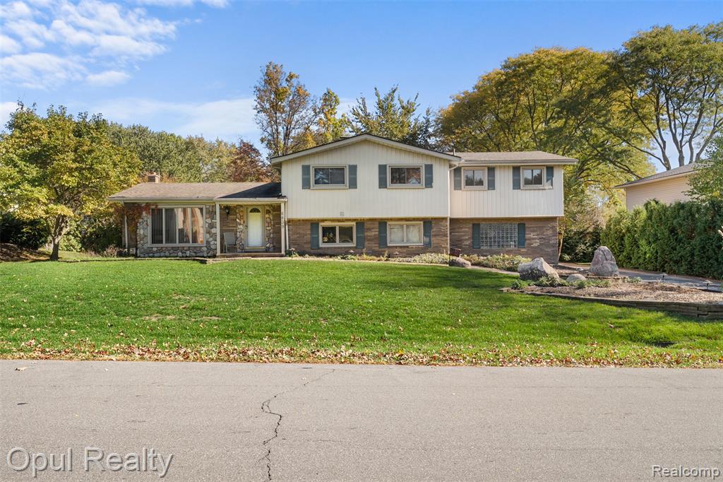 6839 White Pine Drive — photo