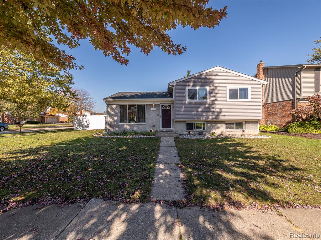 22490 Huntington Court — photo