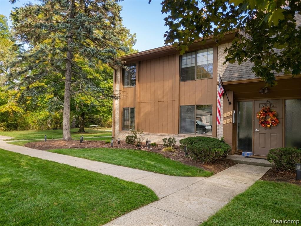 1922 White Birch Court — photo