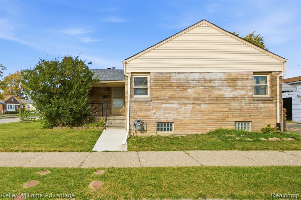 23708 Cushing Avenue — photo