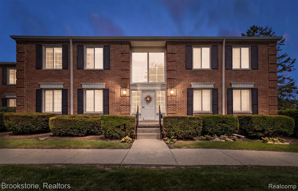775 E Fox Hills Drive — photo