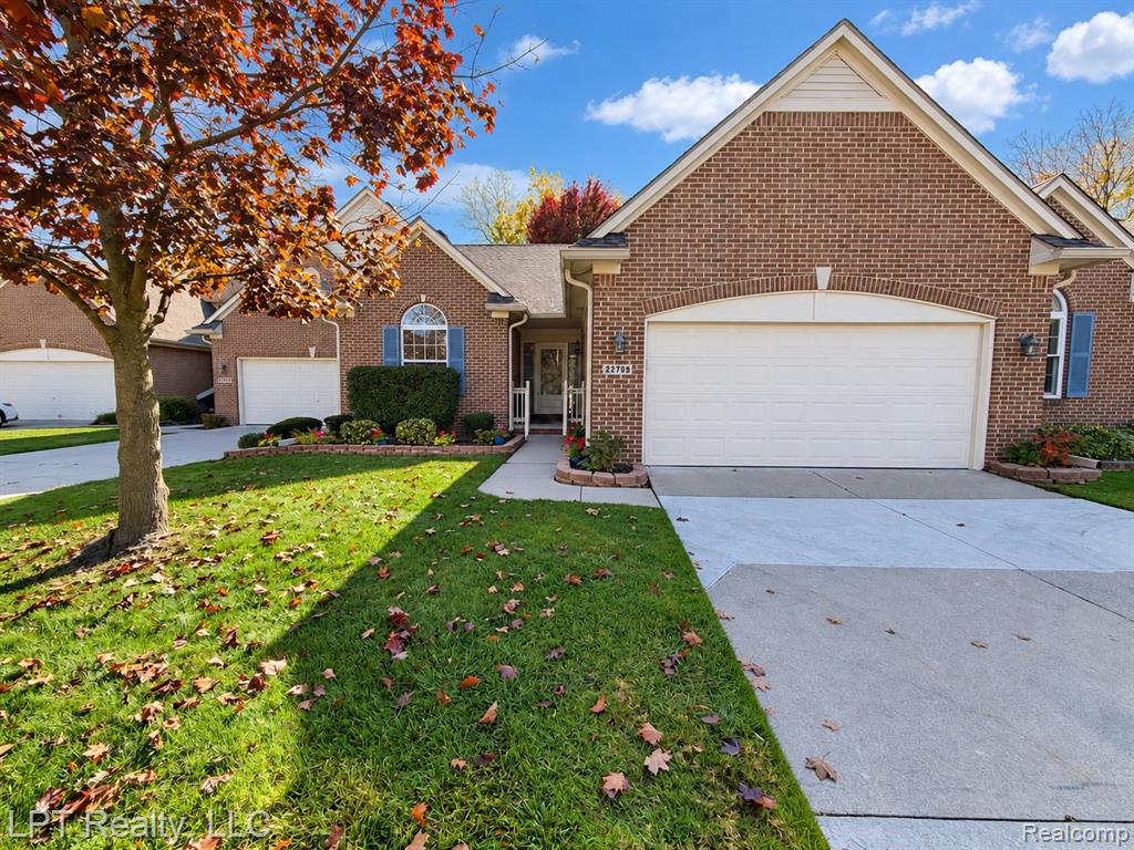 22709 Coachlight Circle — photo