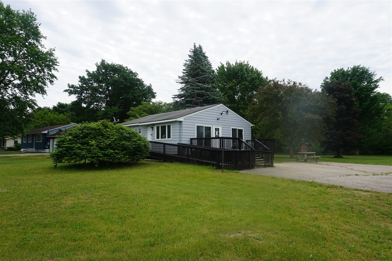 23913 Red Arrow Hwy — photo