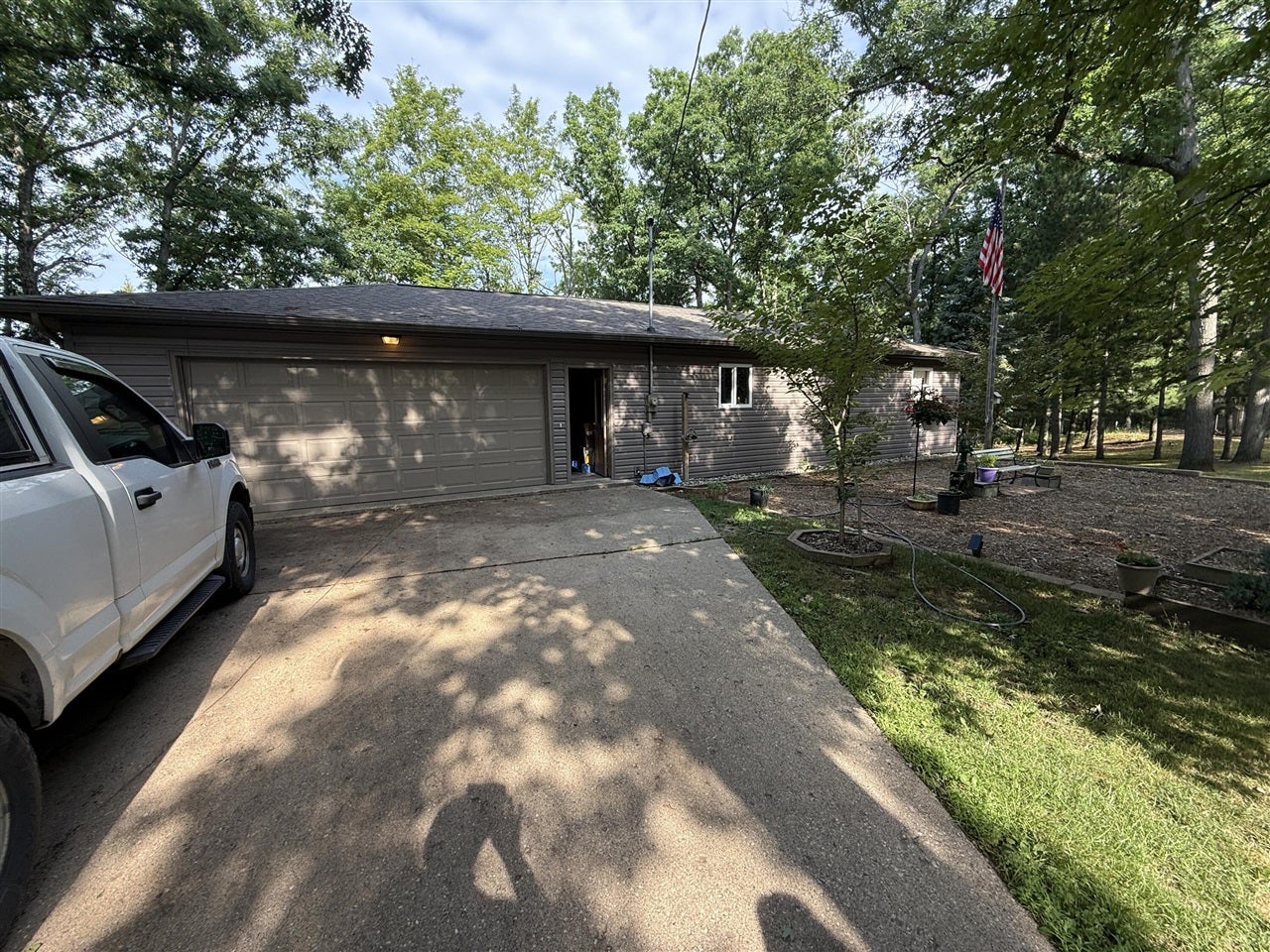 8733 S James Road — photo
