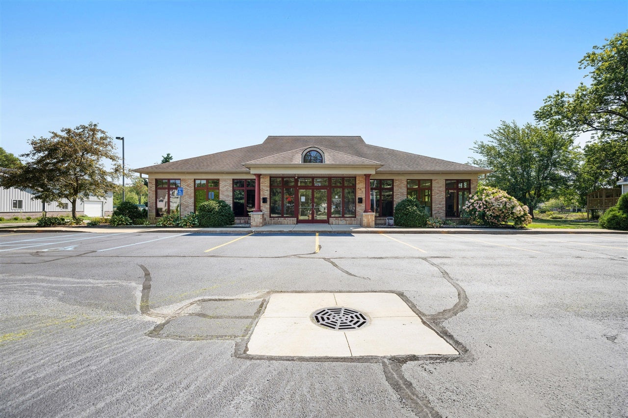 3598 Green Pointe Center — photo