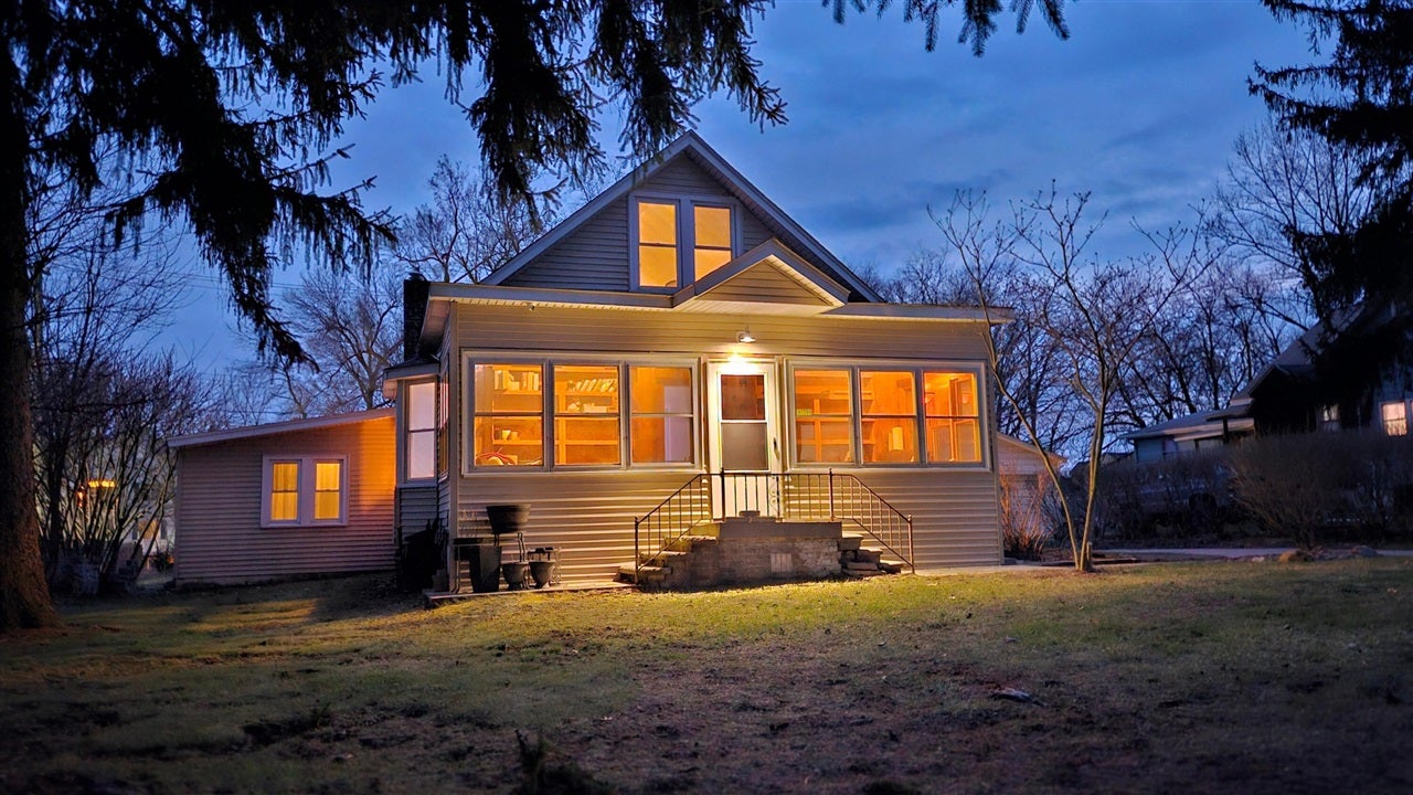 57751 Grand River Avenue — photo