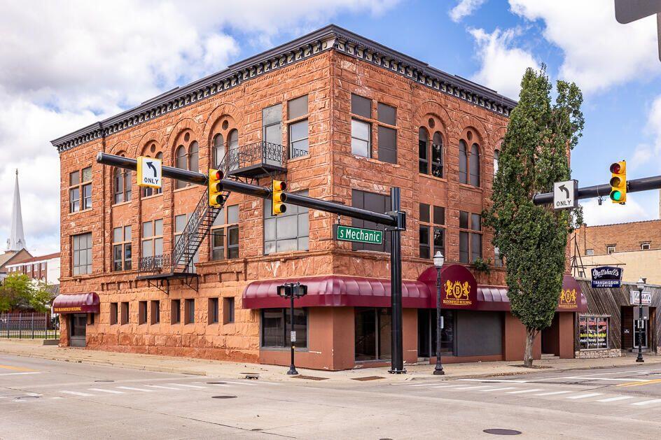 100 W Washington Avenue — photo