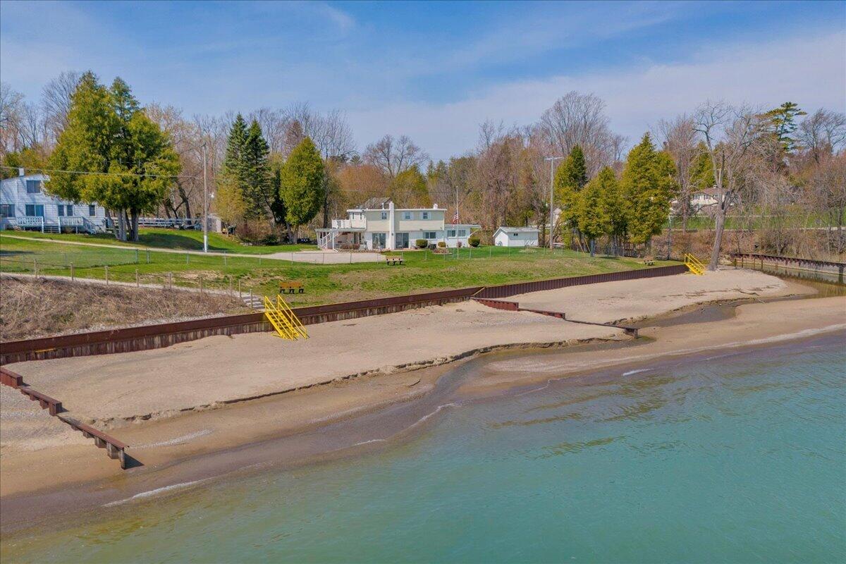 7226 Lakeview Drive — photo