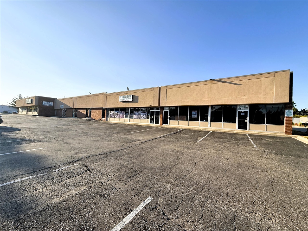 32210 W 8 Mile Road — photo