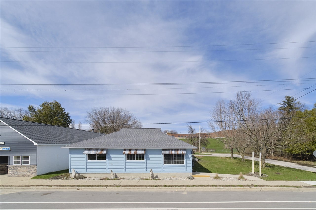 4990 Main Street — photo