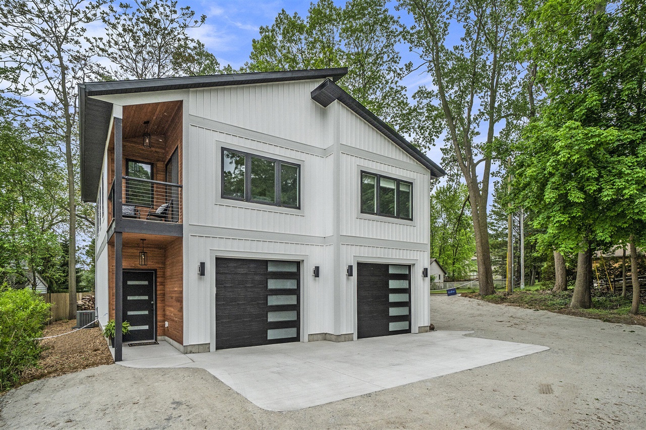 3220 Lakeshore Drive — photo
