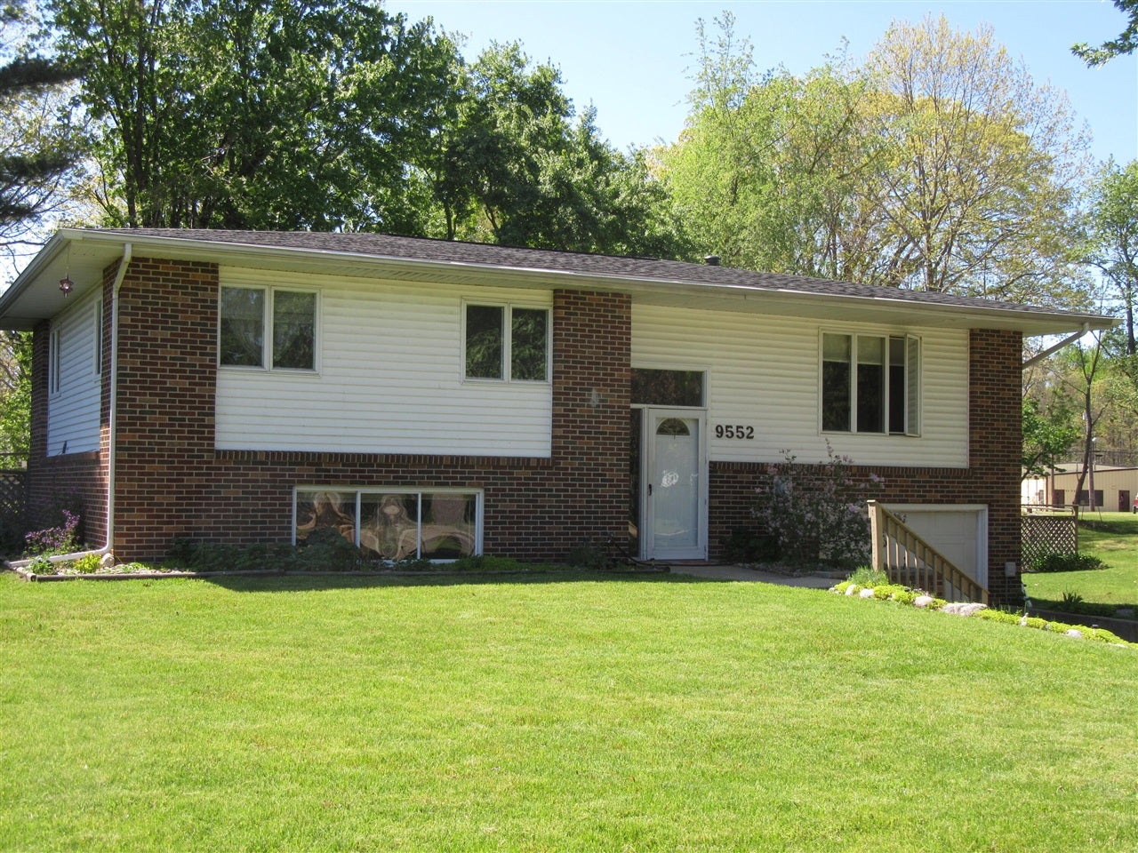 9552 Pine Street — photo