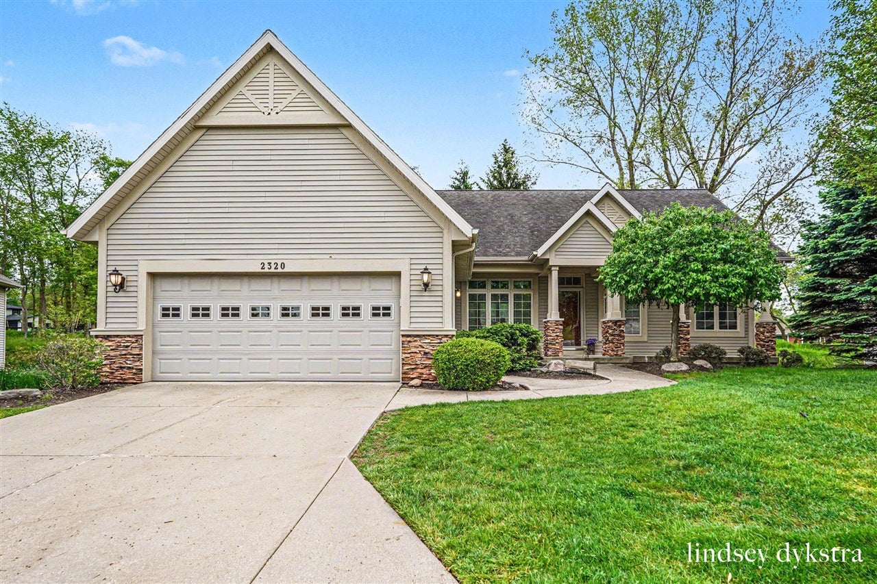 2320 Red Oak Court — photo