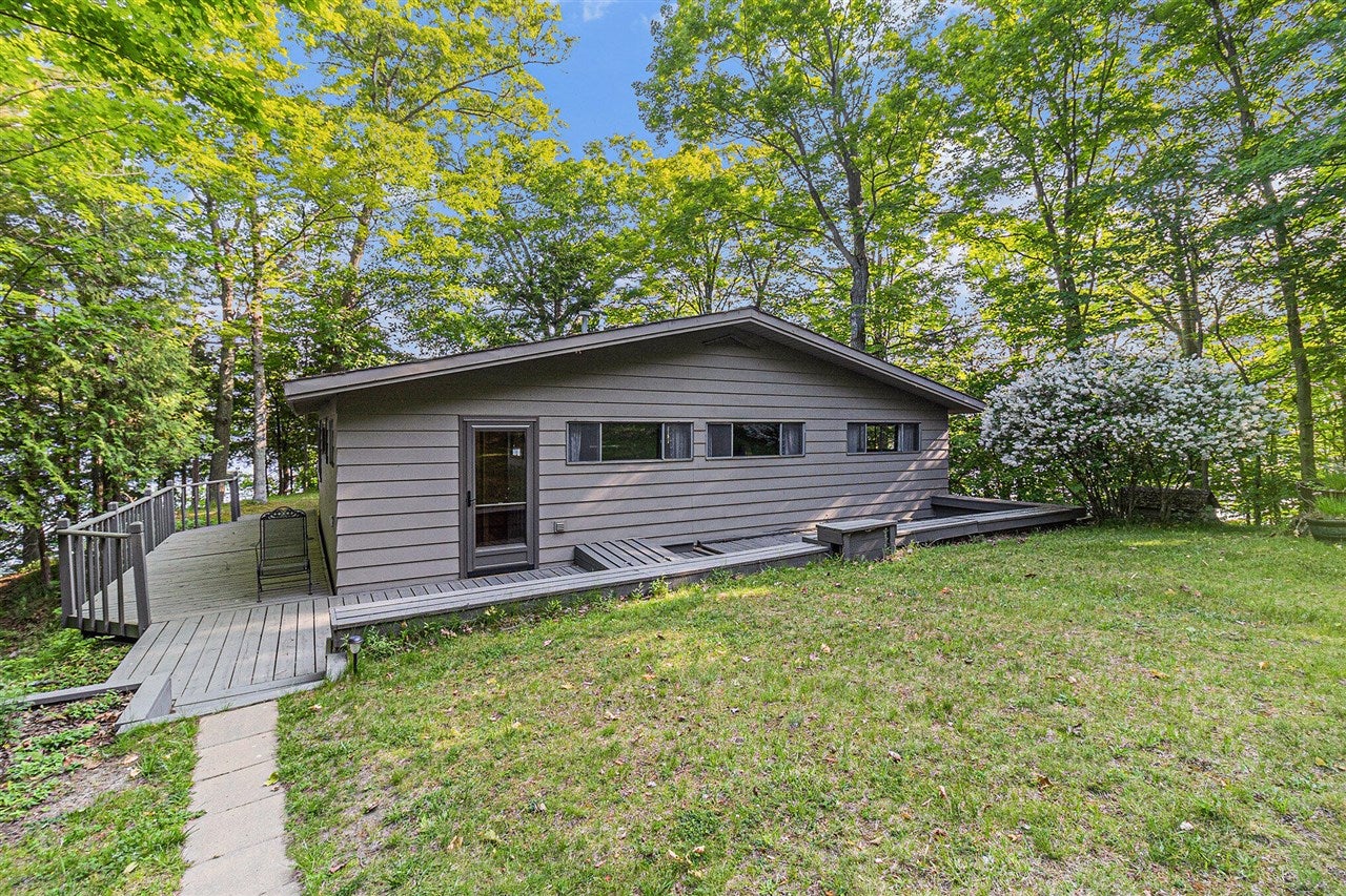6253 Loggers Lane — photo