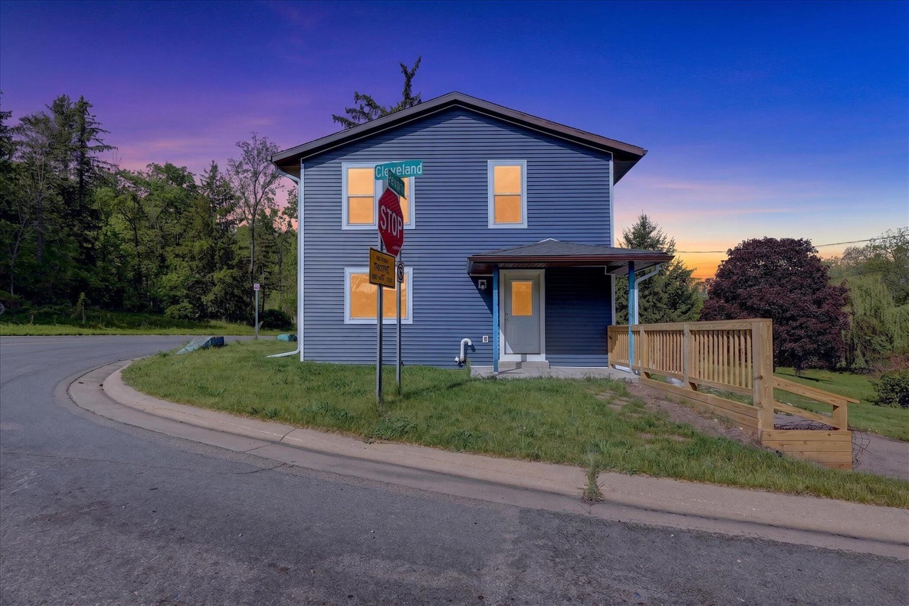 1387 E Riverside Drive — photo