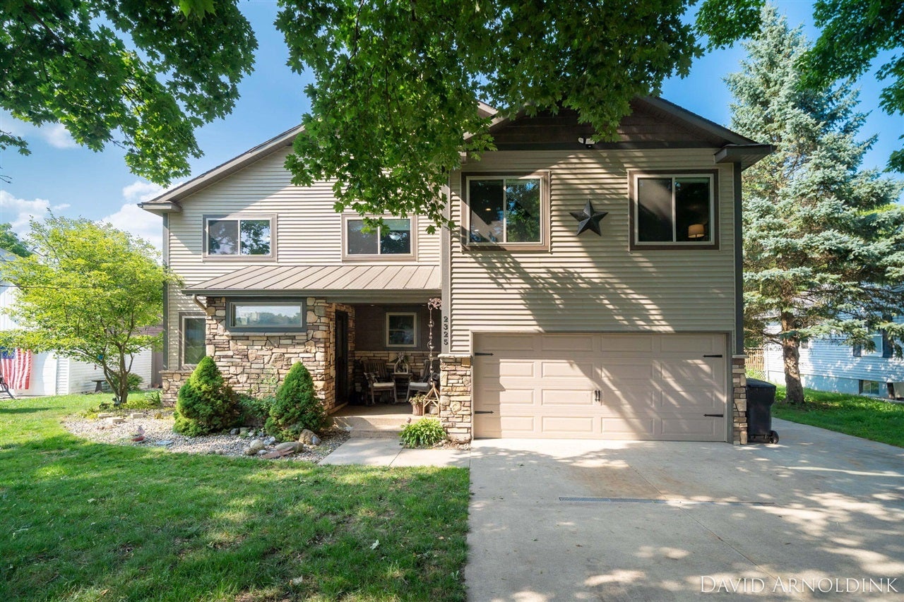 2325 Riley Court — photo
