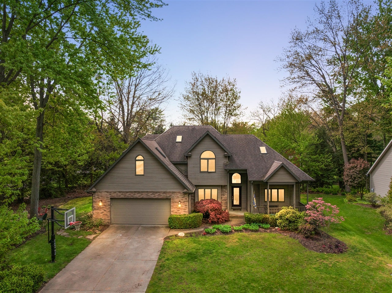 2110 Wooded Way — photo