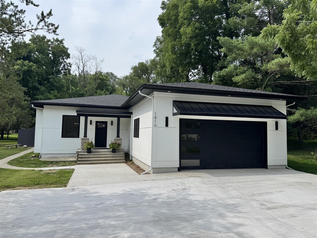 1810 Leonard Street — photo