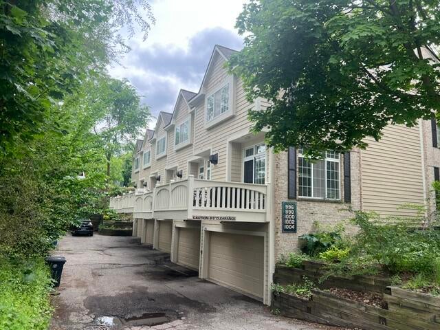 998 Catherine Street — photo