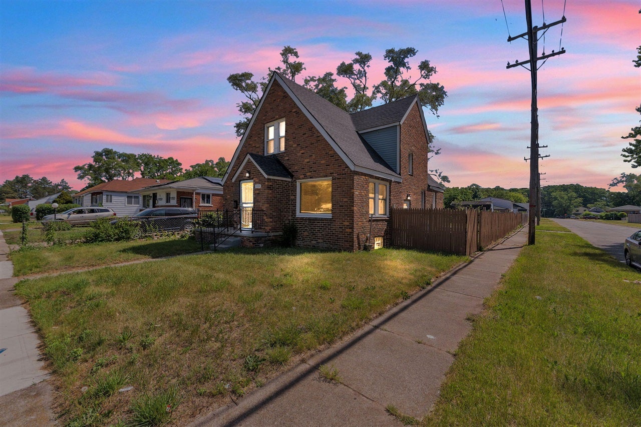 21004 Reimanville Avenue — photo