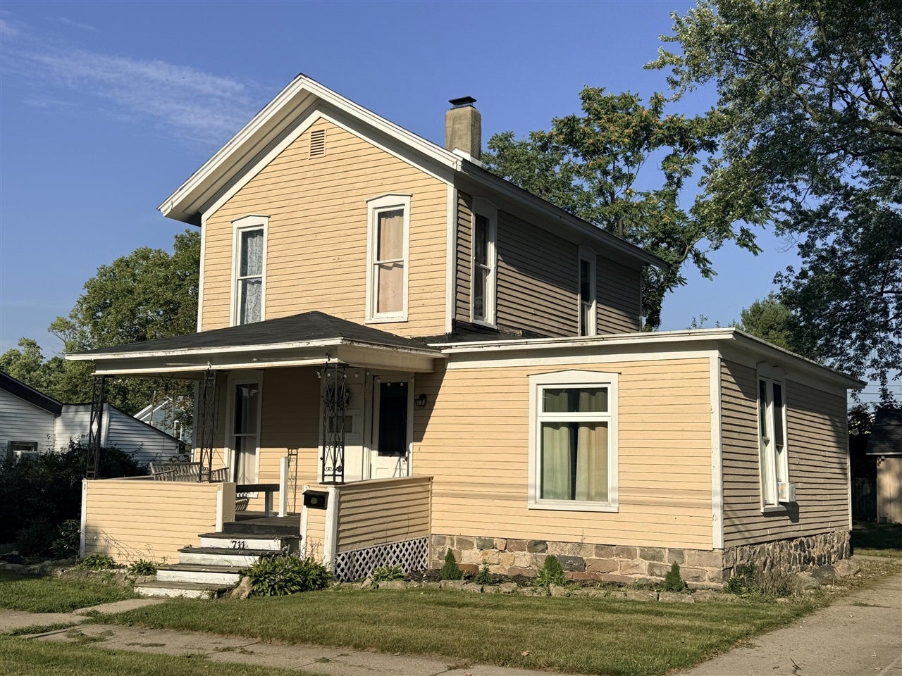 711 Maple Street — photo