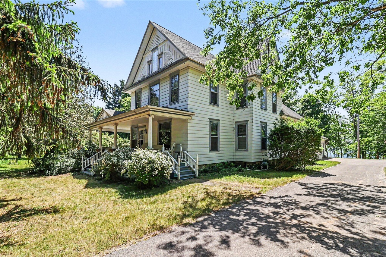 4539 S Lakeshore Drive — photo