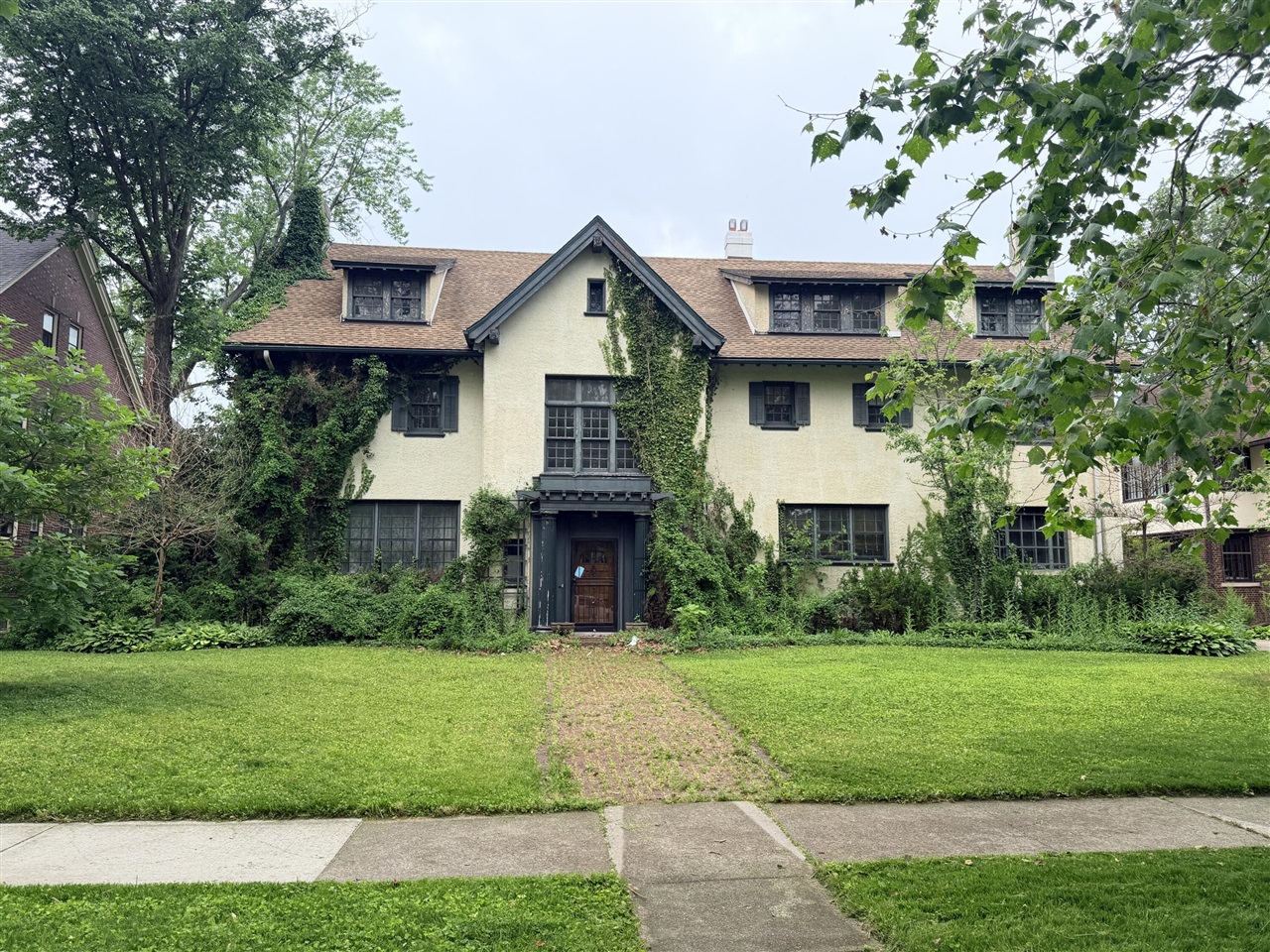 1441 Burns Street — photo