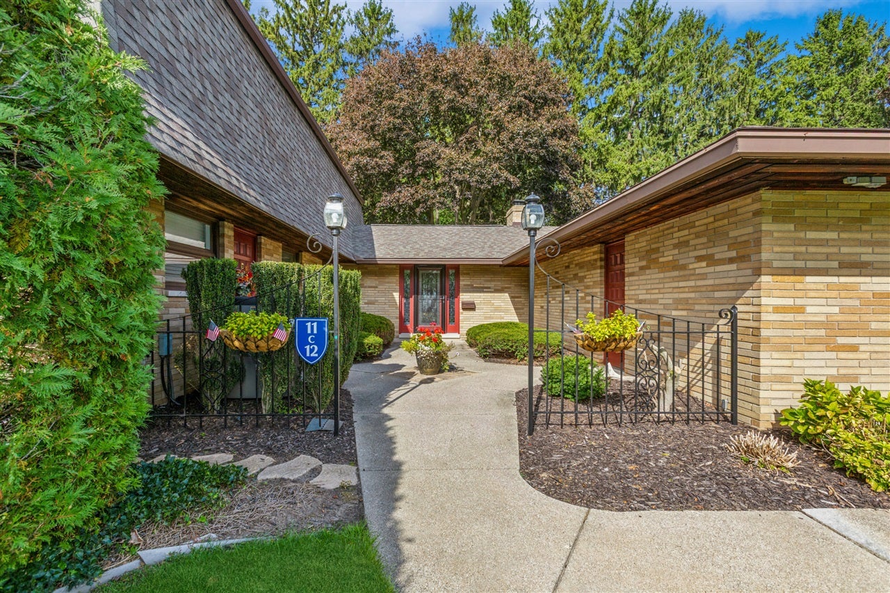 2727 S Lakeshore Drive C11 — photo
