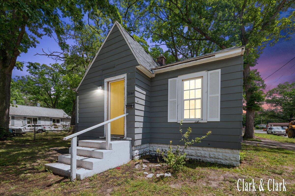 2044 Wood Street — photo