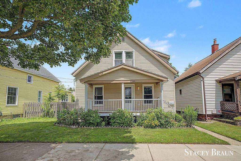 1009 Courtney Street — photo