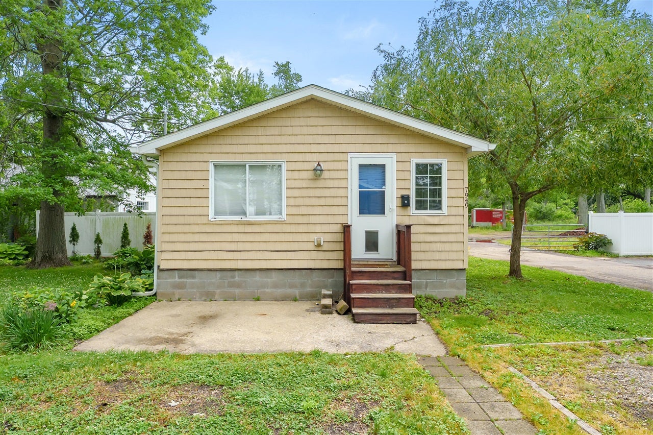 7949 Oak Street — photo