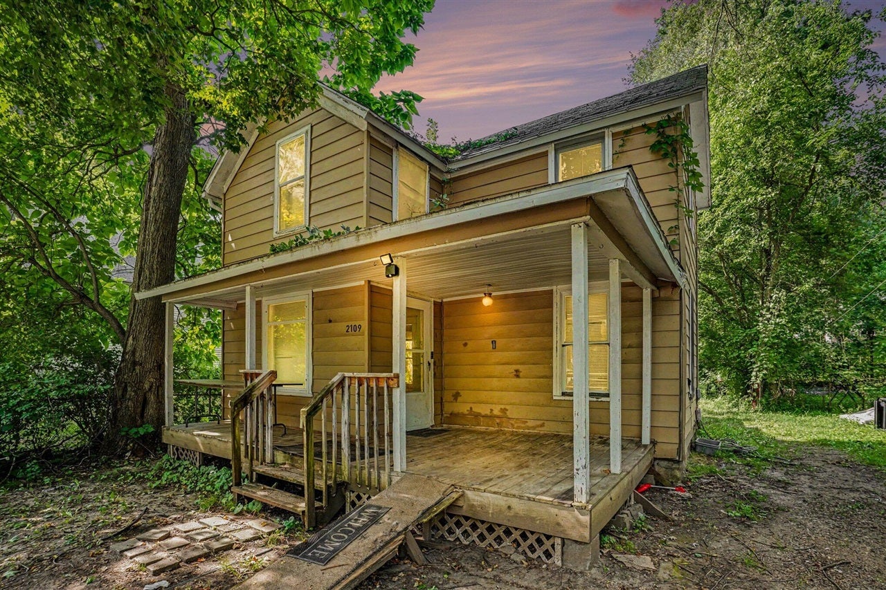2109 Briar Place — photo