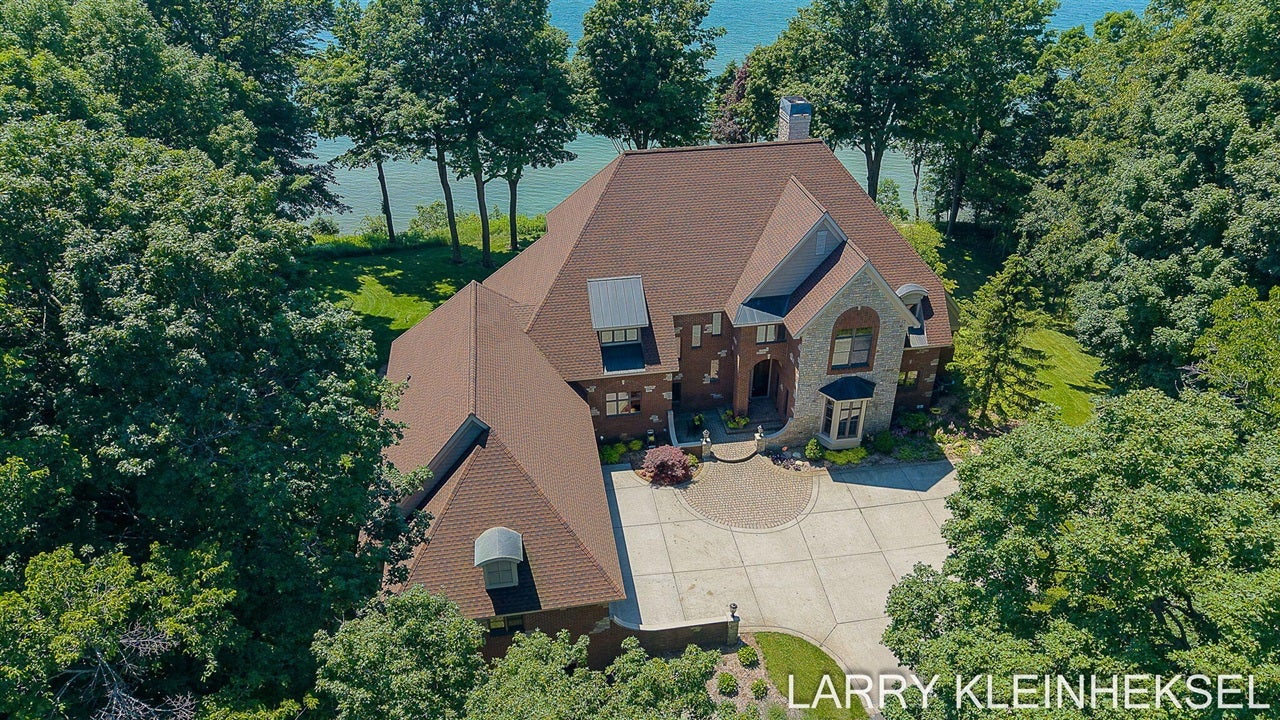 5645 N Lakeshore Drive — photo