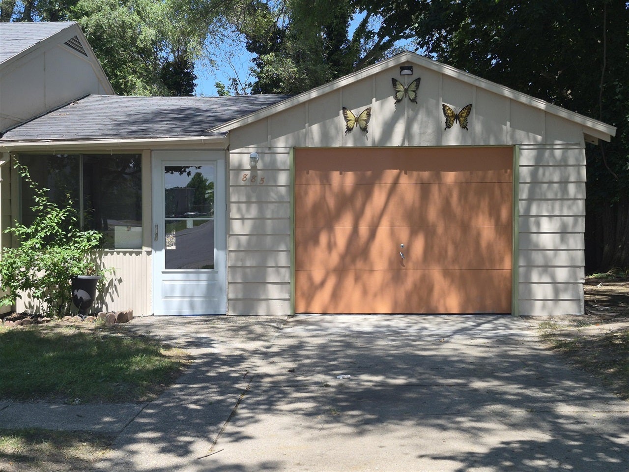 885 Barnum Street — photo