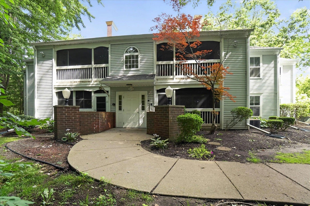 609 Curzon Court 203 — photo