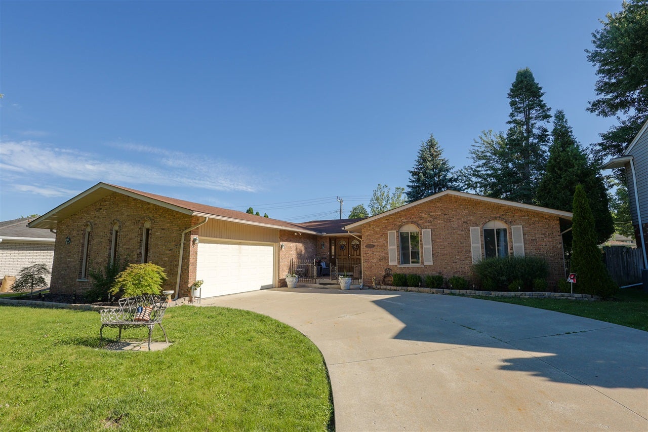 23355 Robert John Street — photo