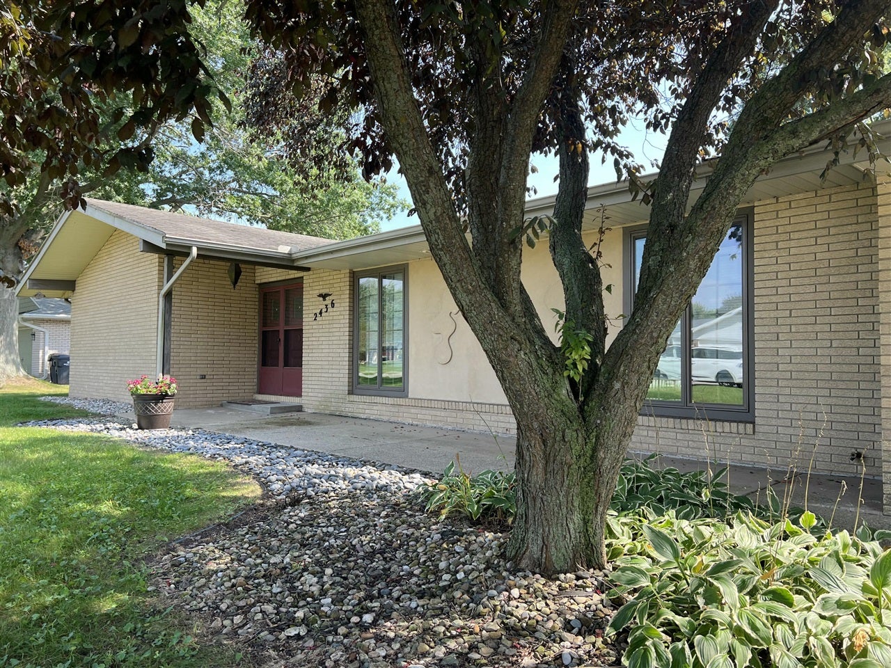 2436 Fountain Lane — photo