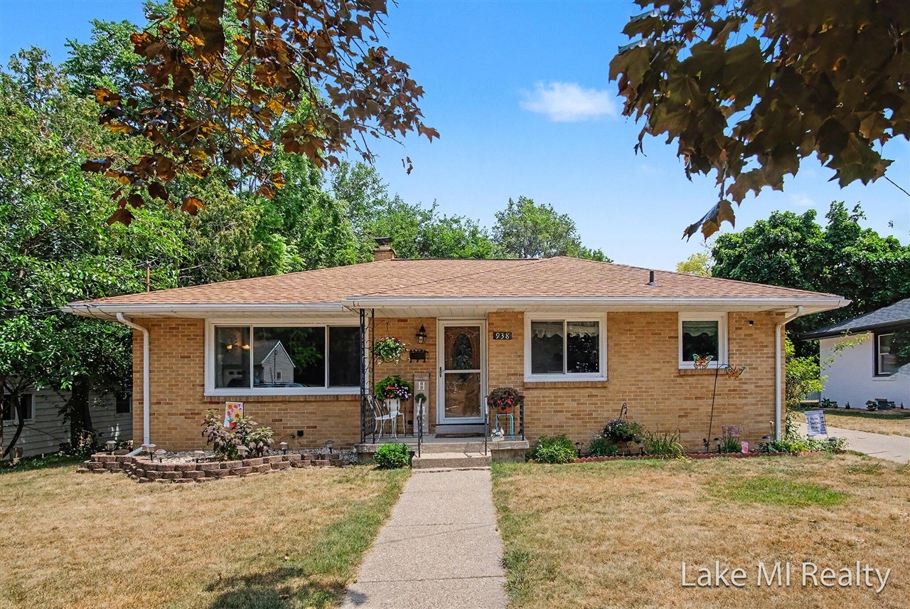 938 Calvary Avenue — photo