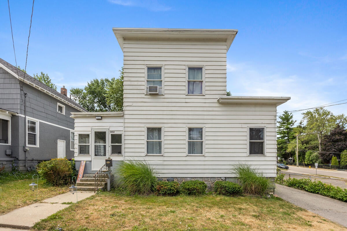 852 Leonard Street — photo