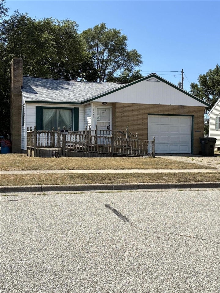 1051 Roberts Street — photo