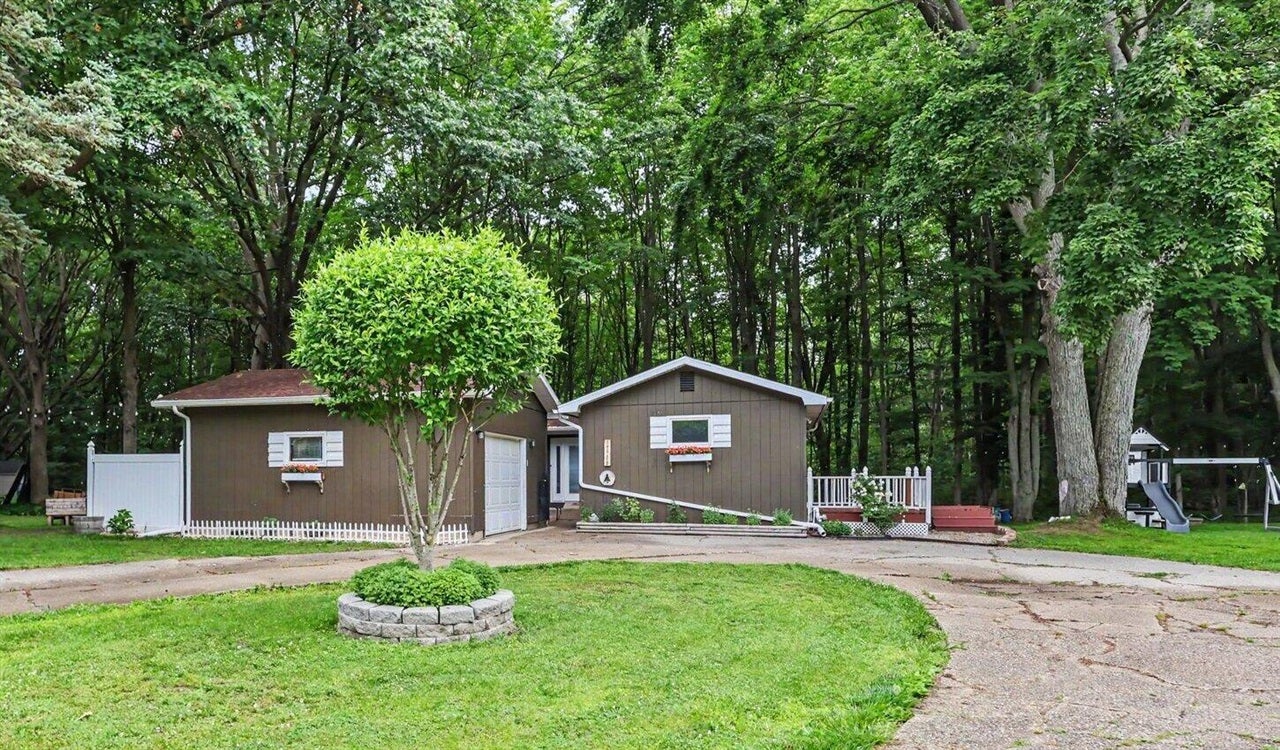 17700 Thornapple Drive — photo