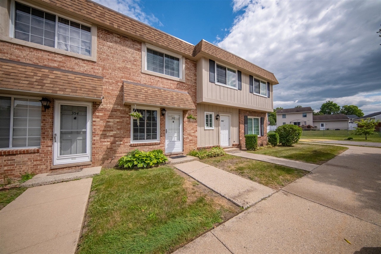 352 Riverbend Drive — photo